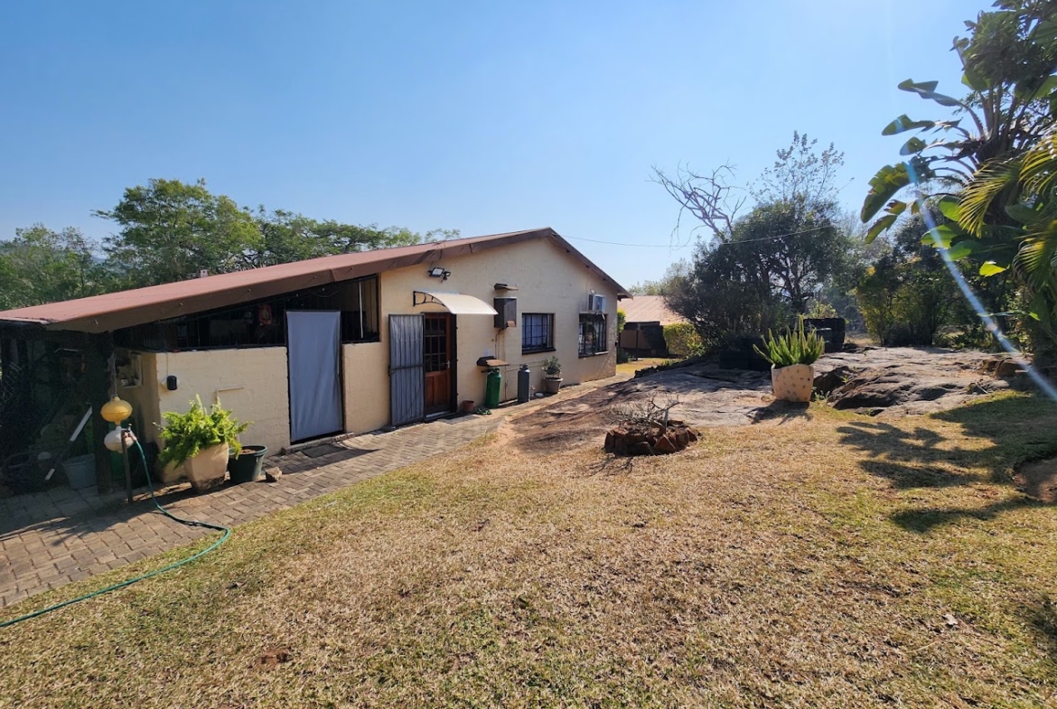 22-Hectare Self-Sufficient Estate – A Private Village with Excellent Rental Income