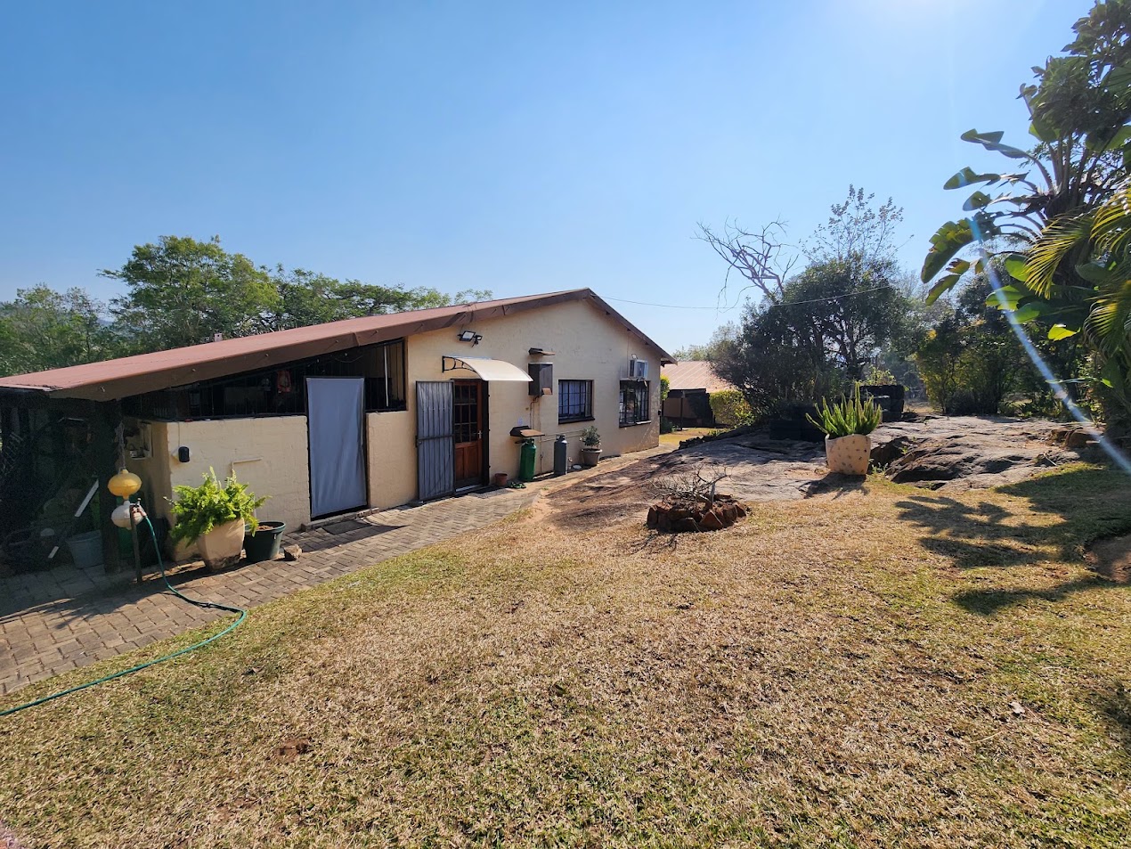 22-Hectare Self-Sufficient Estate – A Private Village with Excellent Rental Income