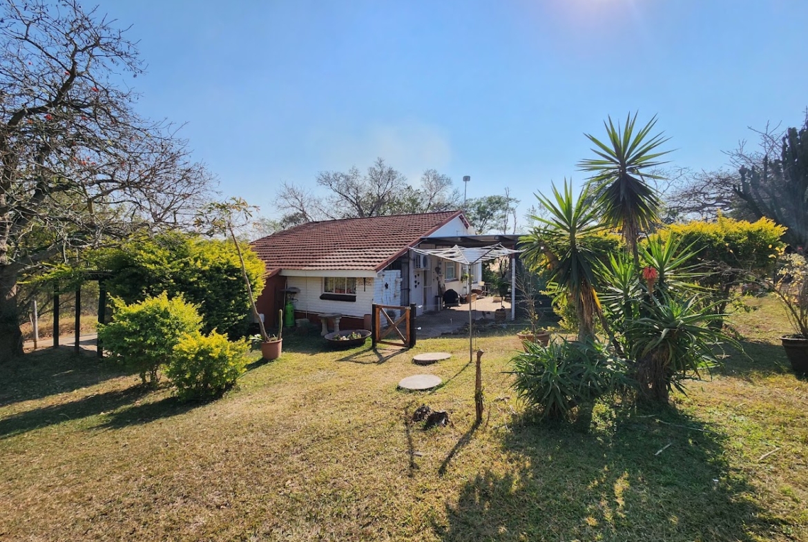 22-Hectare Self-Sufficient Estate – A Private Village with Excellent Rental Income