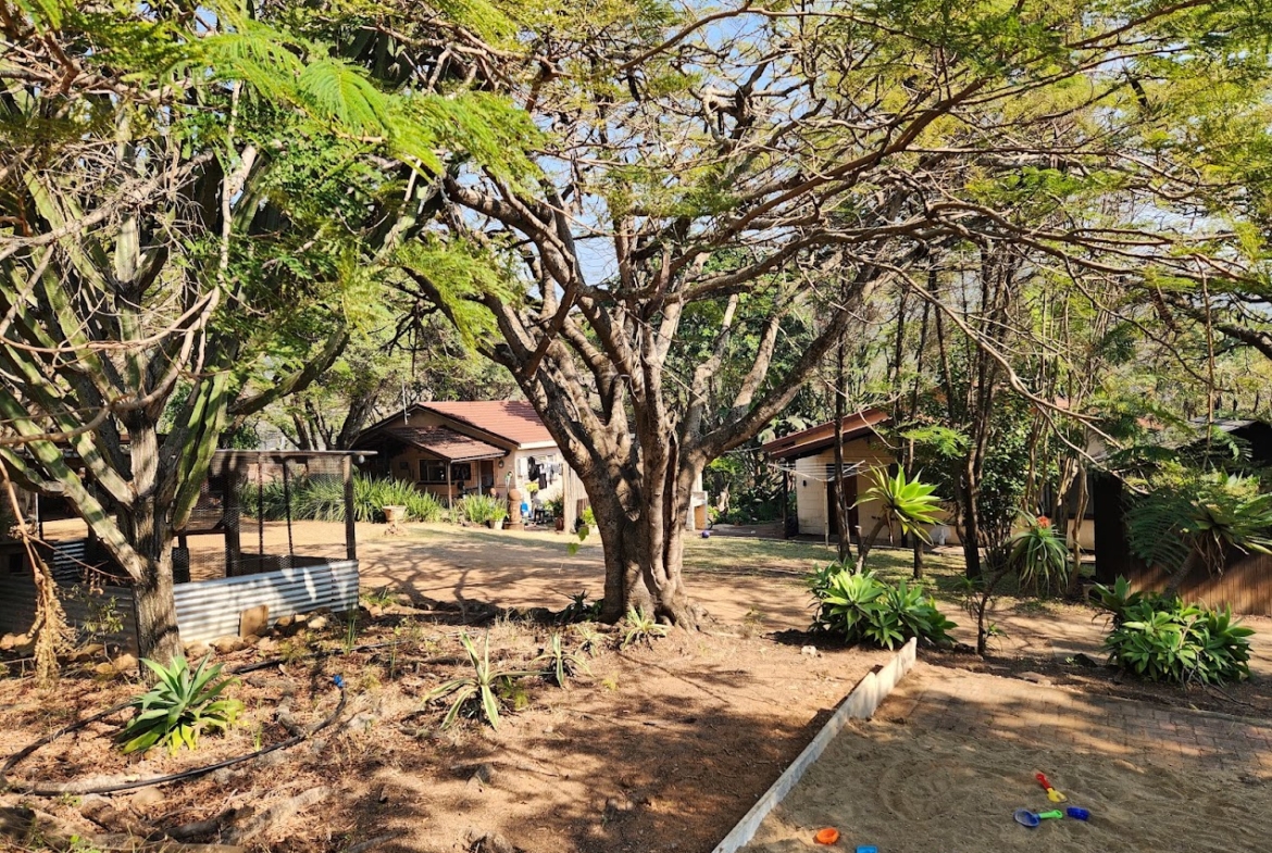 22-Hectare Self-Sufficient Estate – A Private Village with Excellent Rental Income
