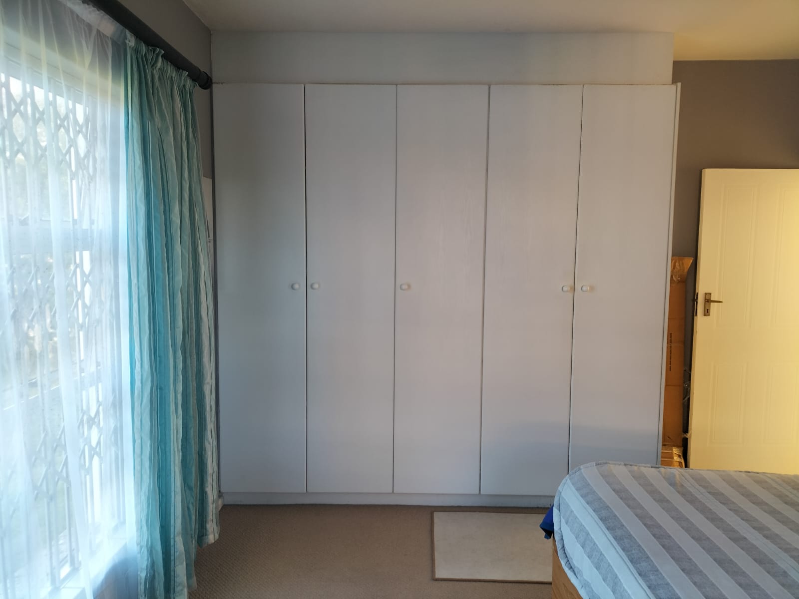 23 – 90_cea0442b78084294829dec74991356fe Stylvolle Dubbelverdieping-kuswoning met See-uitsigte, Sonkrag & Uitstekende Sekuriteit