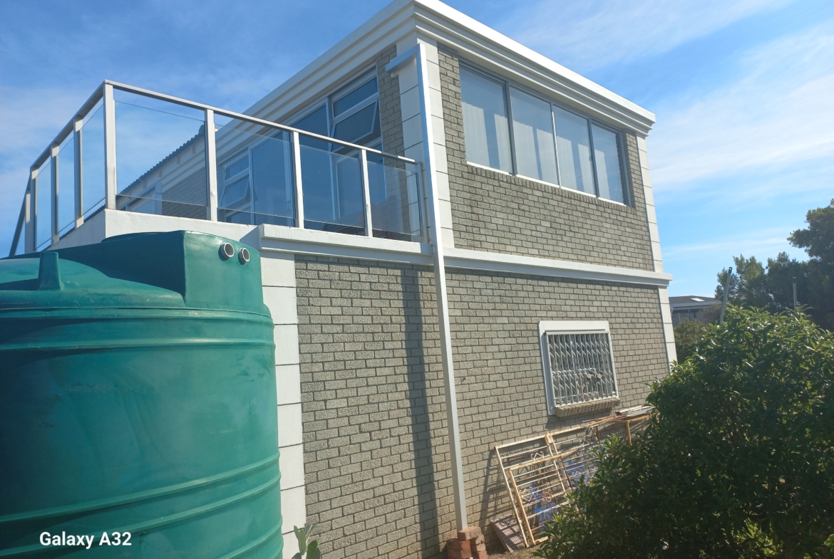 Stylvolle Dubbelverdieping-kuswoning met See-uitsigte, Sonkrag & Uitstekende Sekuriteit