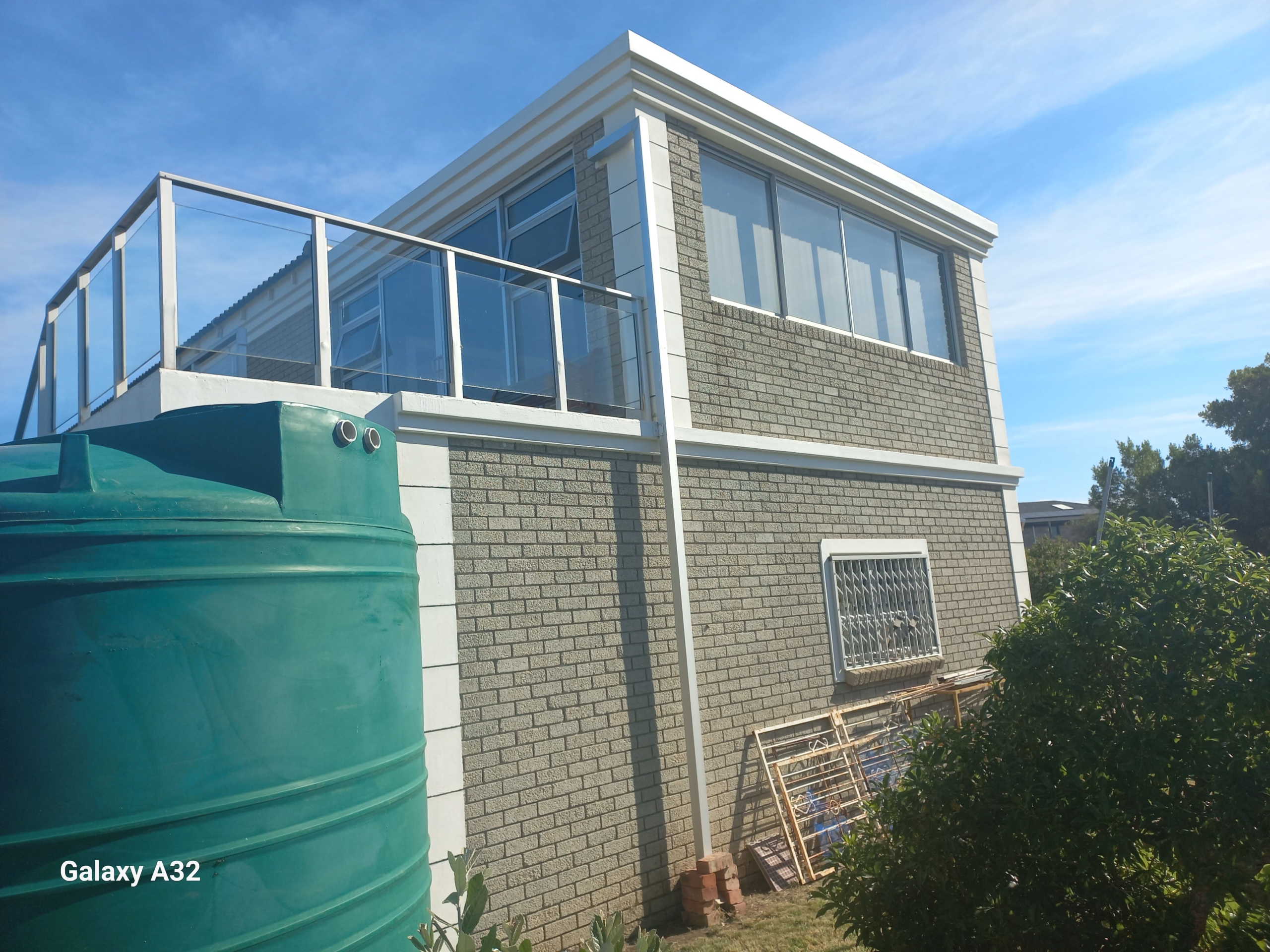 25 – 90_30035c014b0e4b268b801058bbca0093 Stylvolle Dubbelverdieping-kuswoning met See-uitsigte, Sonkrag & Uitstekende Sekuriteit