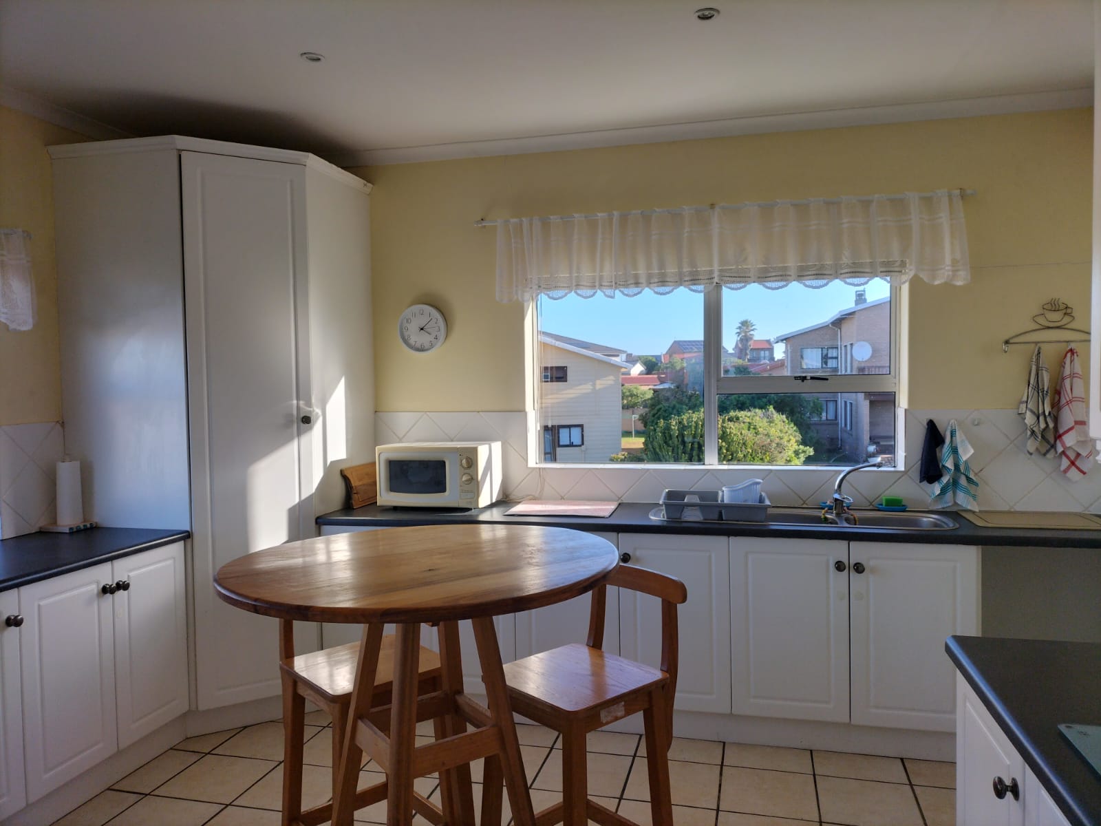 7 – 90_c3898bd5f4fd4ecab587279adb3d2978 Stylvolle Dubbelverdieping-kuswoning met See-uitsigte, Sonkrag & Uitstekende Sekuriteit