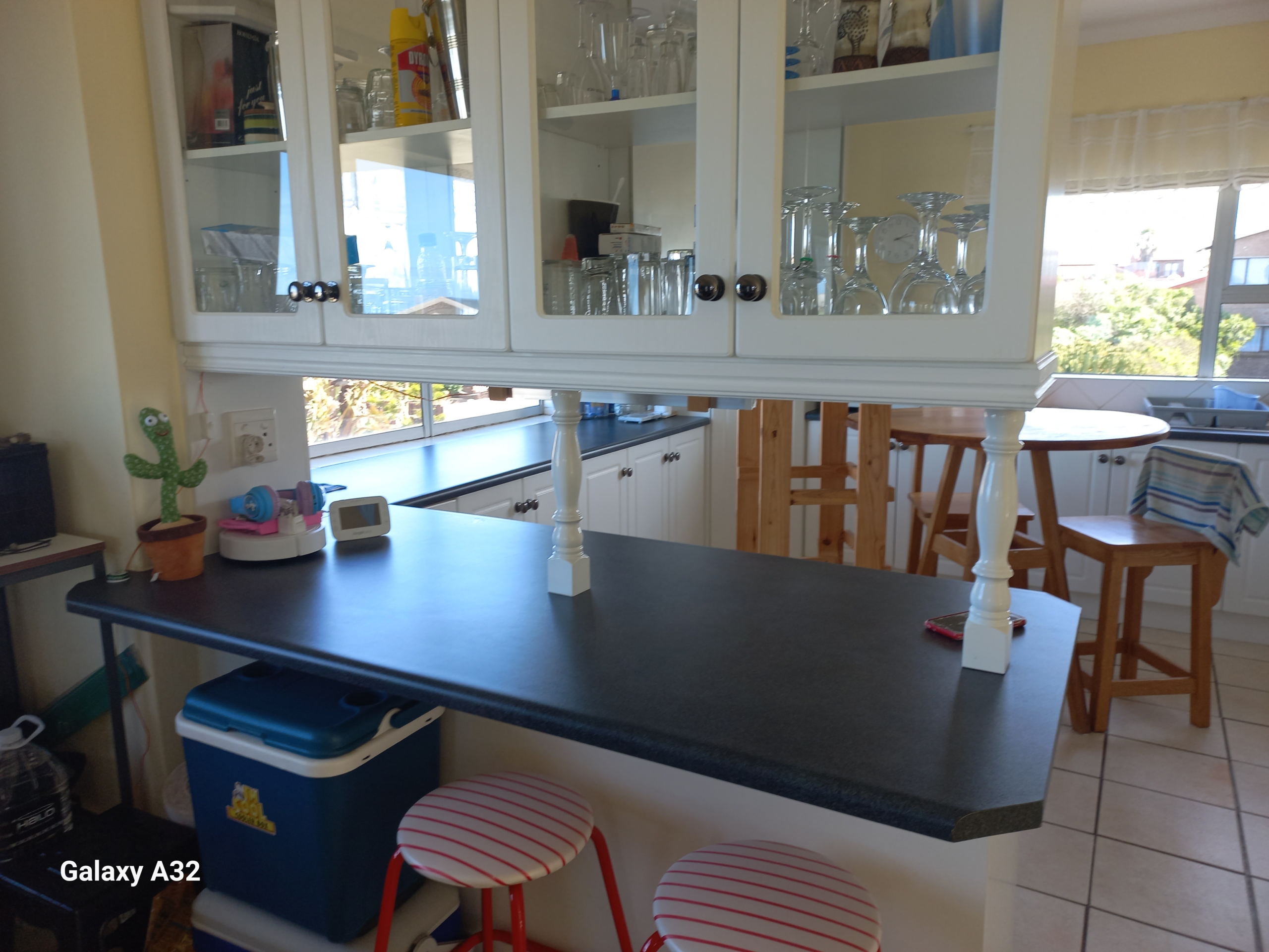 8 – 90_da9b04032daa419aaf1bf0f4d0d73dc2 Stylvolle Dubbelverdieping-kuswoning met See-uitsigte, Sonkrag & Uitstekende Sekuriteit