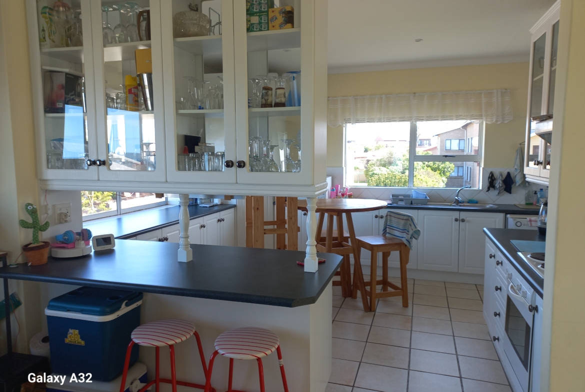 Stylvolle Dubbelverdieping-kuswoning met See-uitsigte, Sonkrag & Uitstekende Sekuriteit
