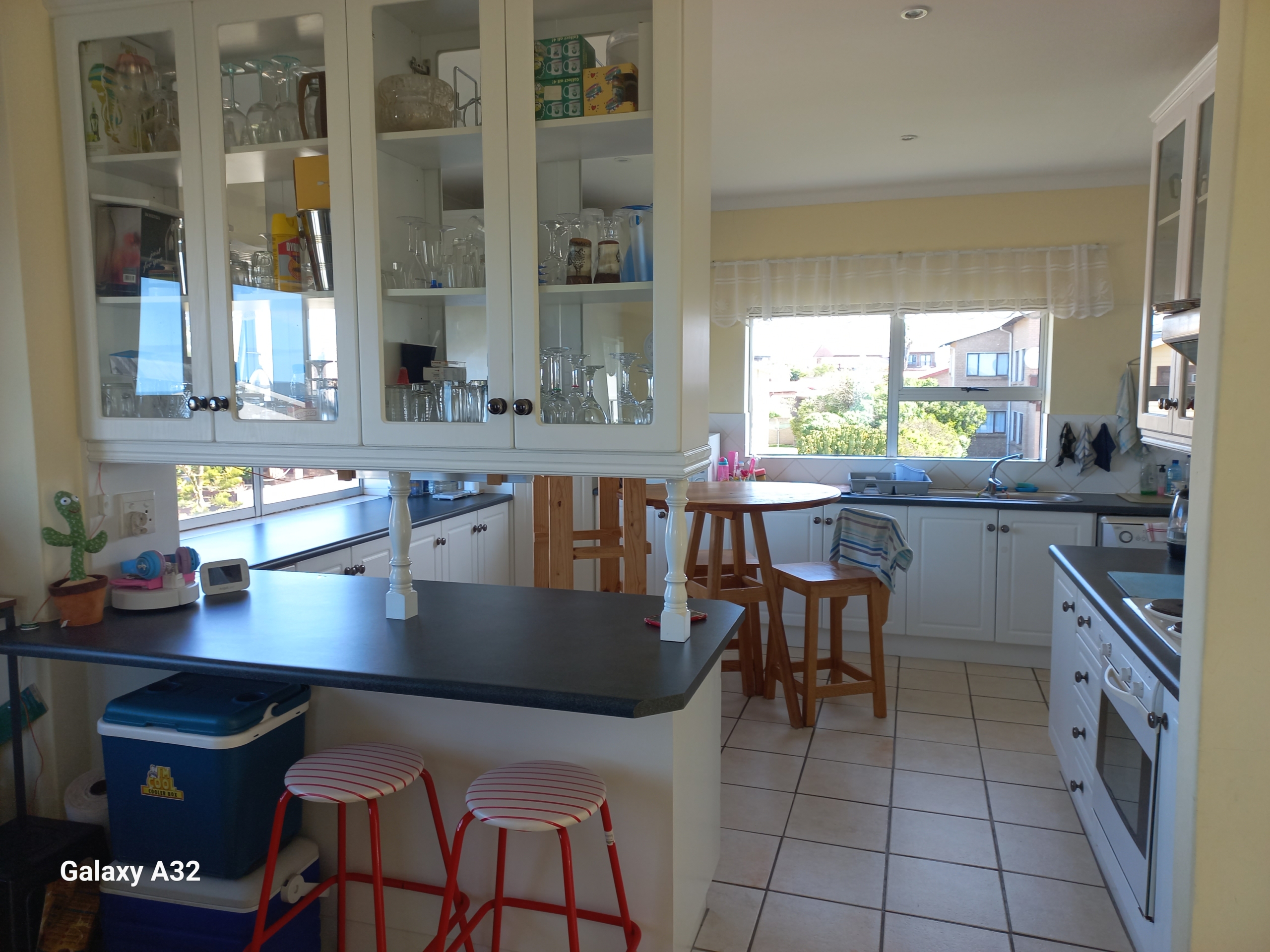 9 – 90_93954951d3a34320964451e6d0c11ae2 Stylvolle Dubbelverdieping-kuswoning met See-uitsigte, Sonkrag & Uitstekende Sekuriteit