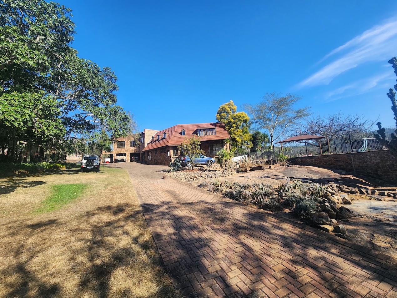 22-Hectare Self-Sufficient Estate – A Private Village with Excellent Rental Income