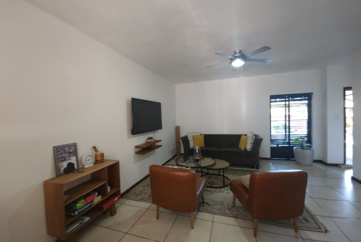 Townhouse in a sought-after, well-located complex.
