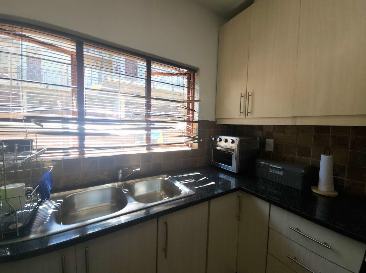 Townhouse in a sought-after, well-located complex.