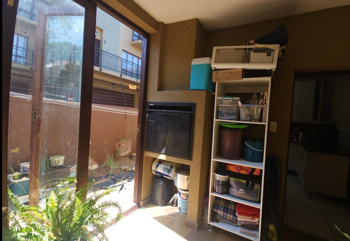 Townhouse in a sought-after, well-located complex.