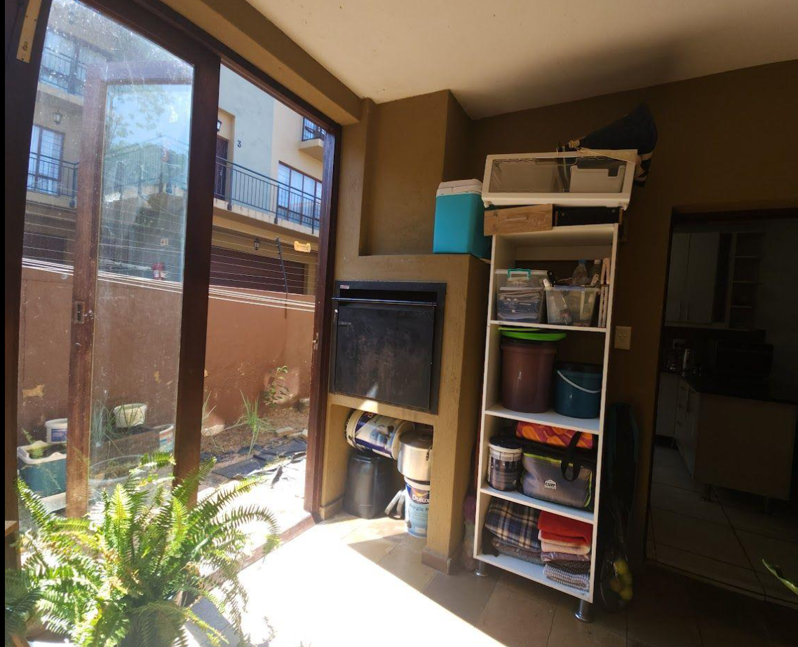Townhouse in a sought-after, well-located complex.