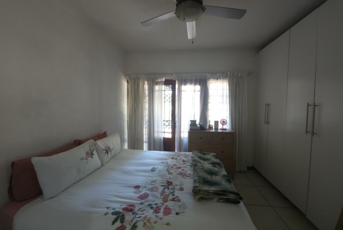 Townhouse in a sought-after, well-located complex.