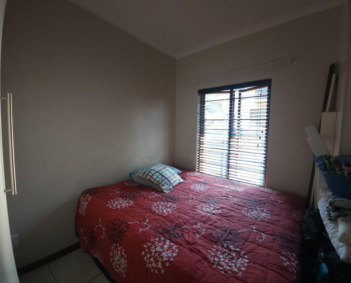 Townhouse in a sought-after, well-located complex.
