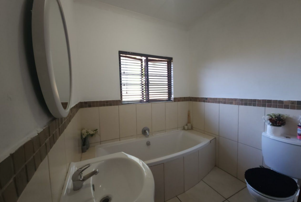 Townhouse in a sought-after, well-located complex.