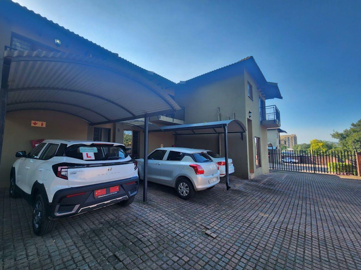 Townhouse in a sought-after, well-located complex.
