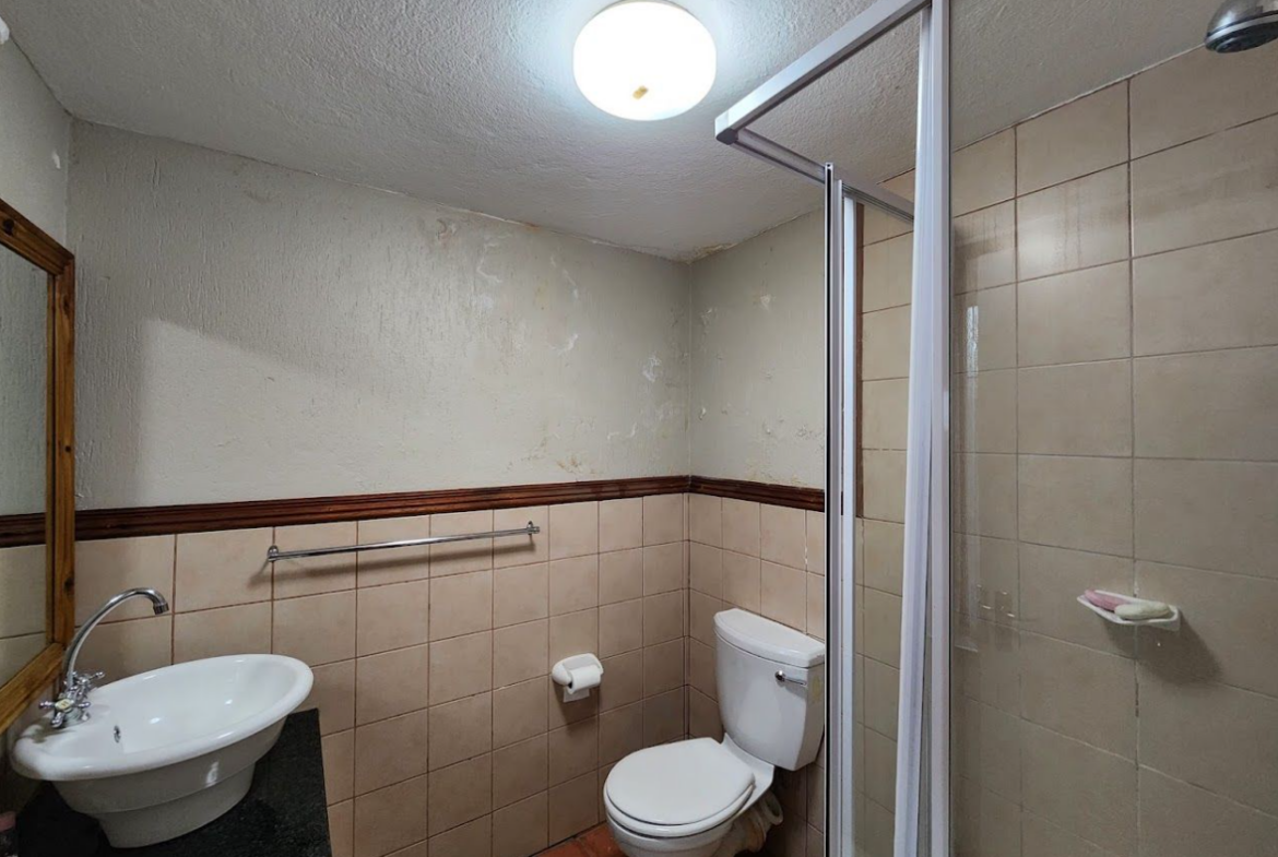 Popular Hillside Manor – Investment Opportunity