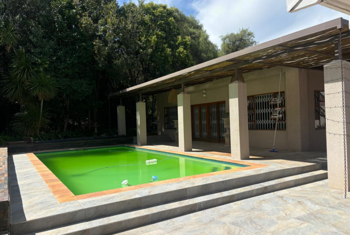 Well-maintained family home with large flatlet