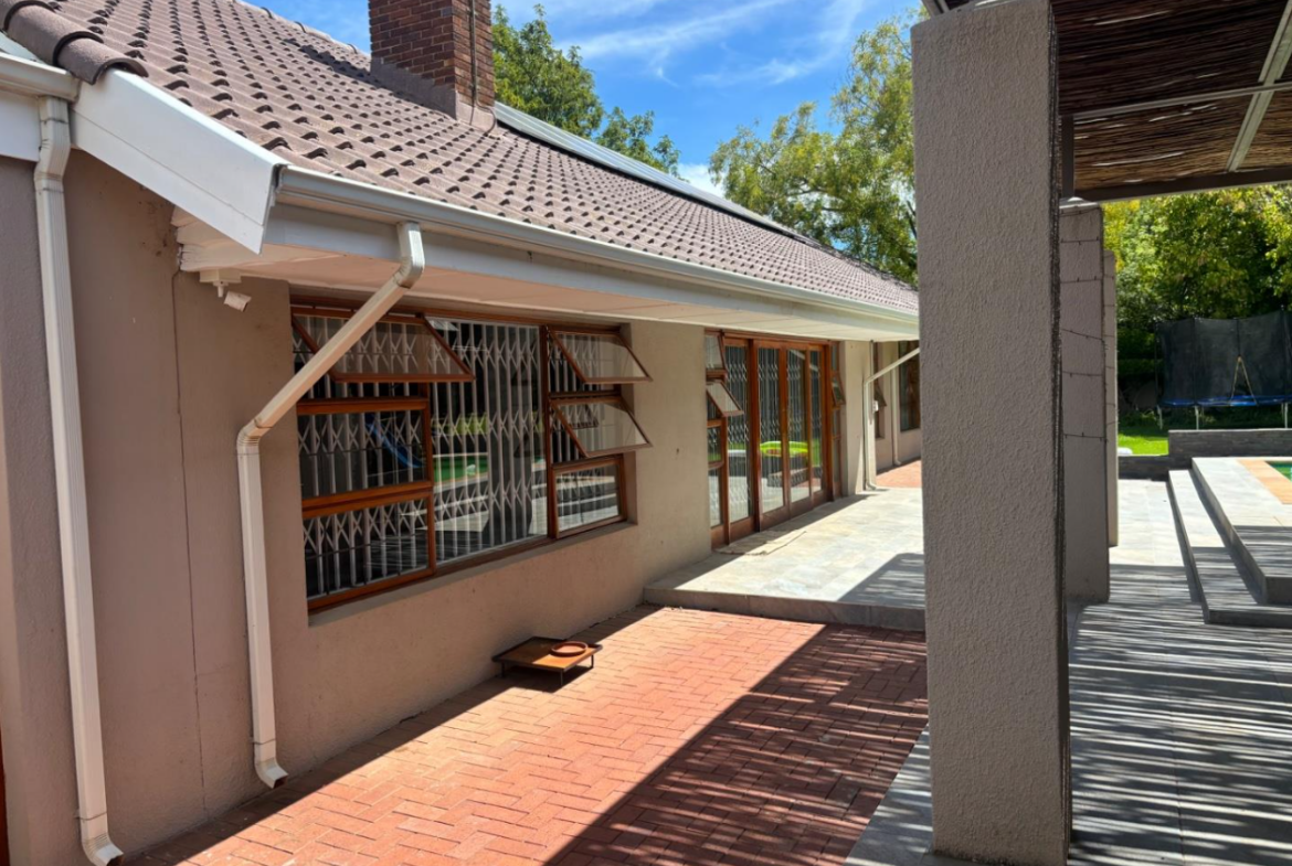 Well-maintained family home with large flatlet