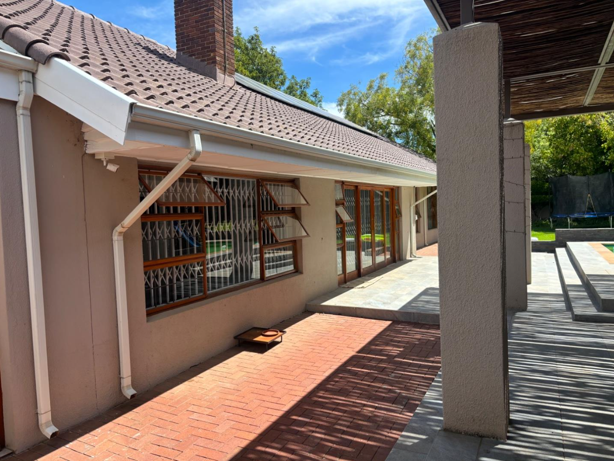 Well-maintained family home with large flatlet