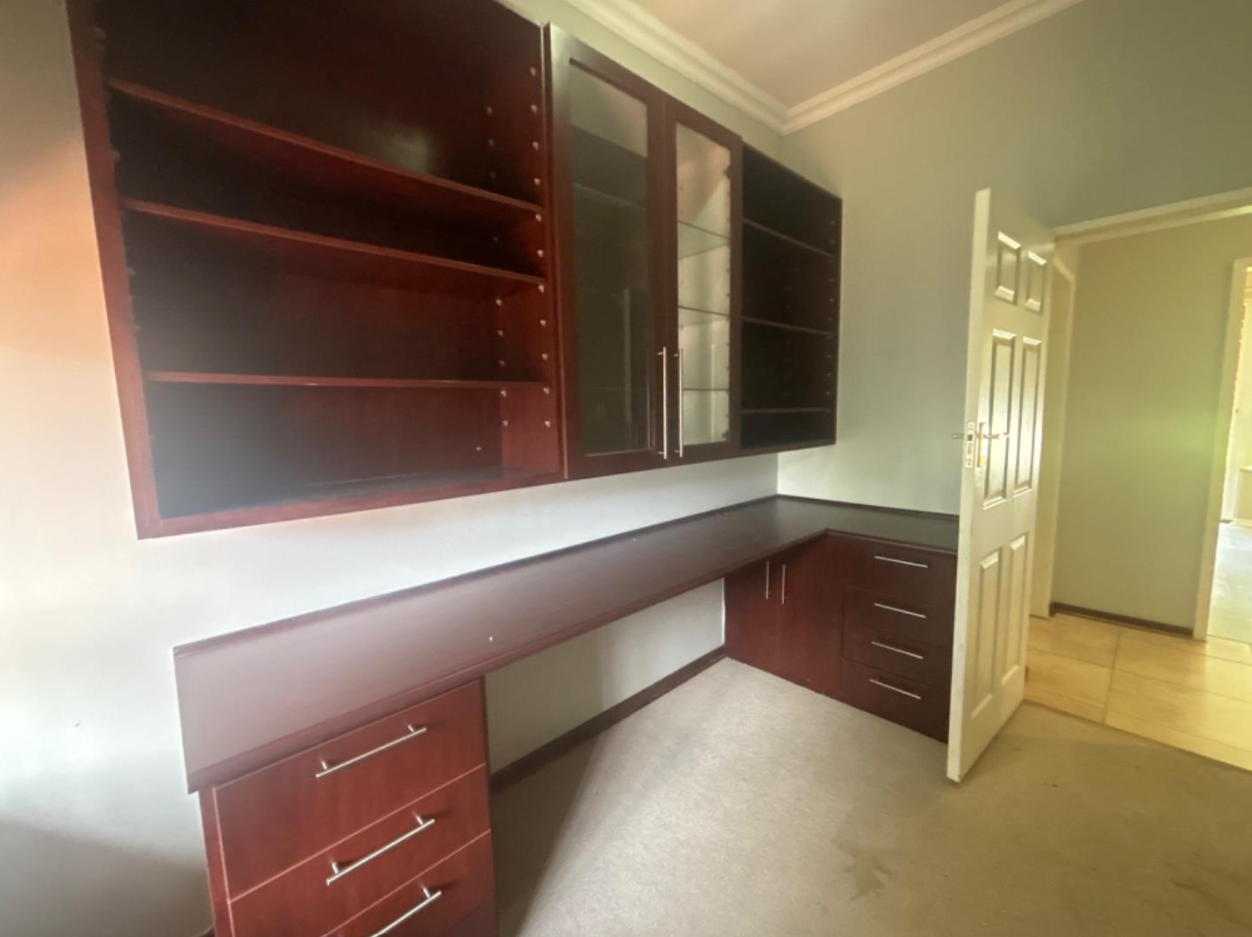 Well-maintained family home with large flatlet
