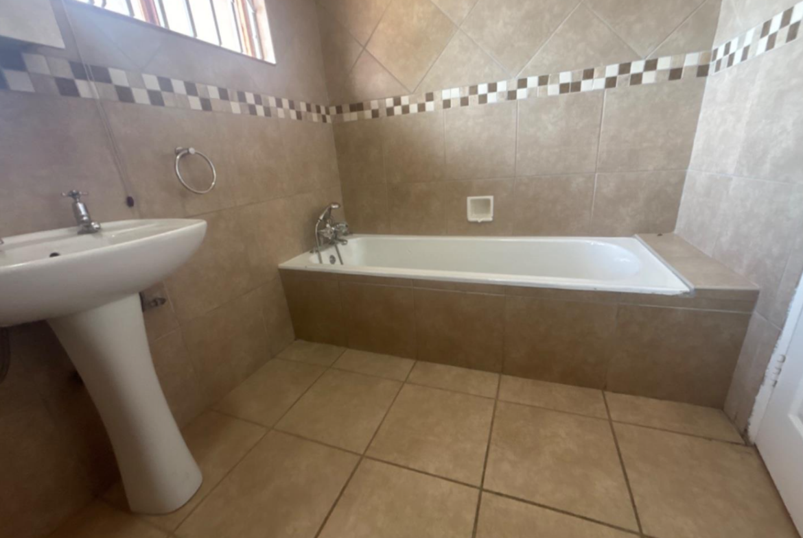Well-maintained family home with large flatlet