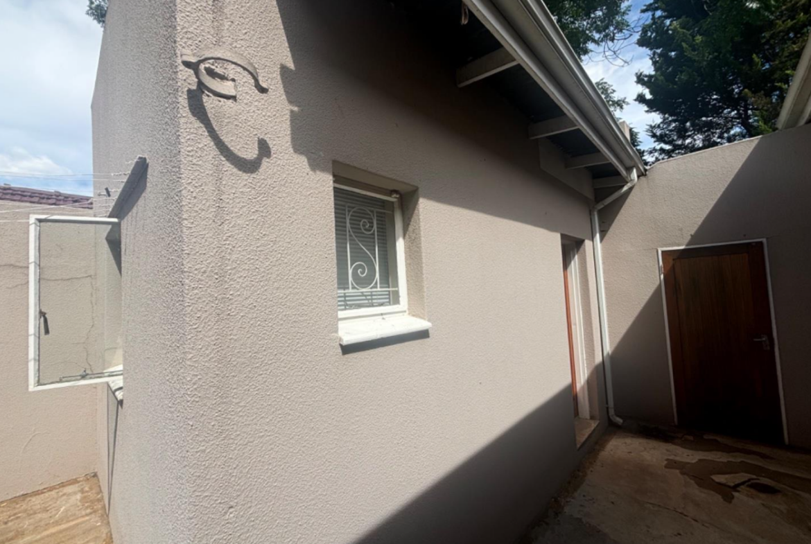 Well-maintained family home with large flatlet