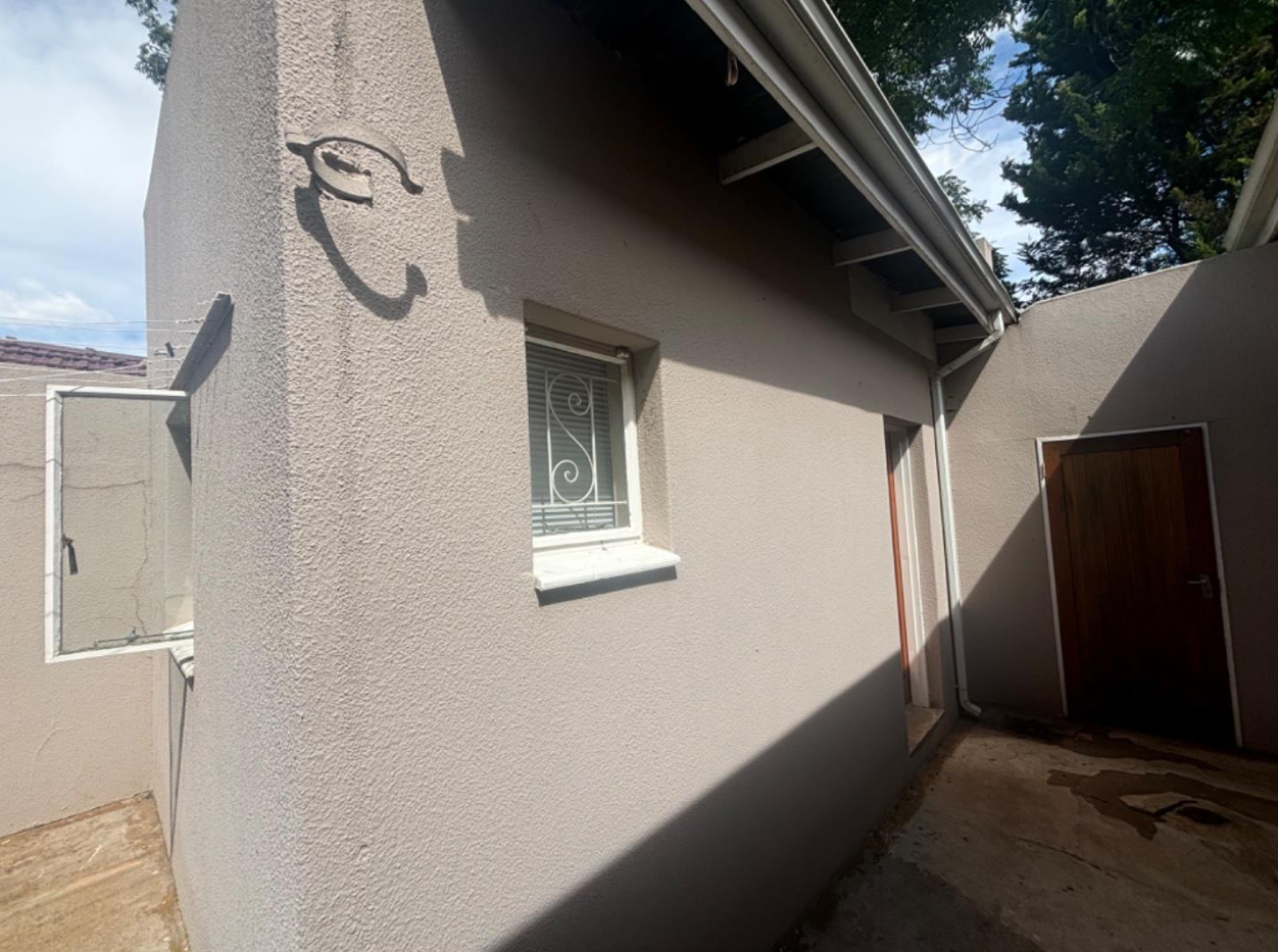 Well-maintained family home with large flatlet
