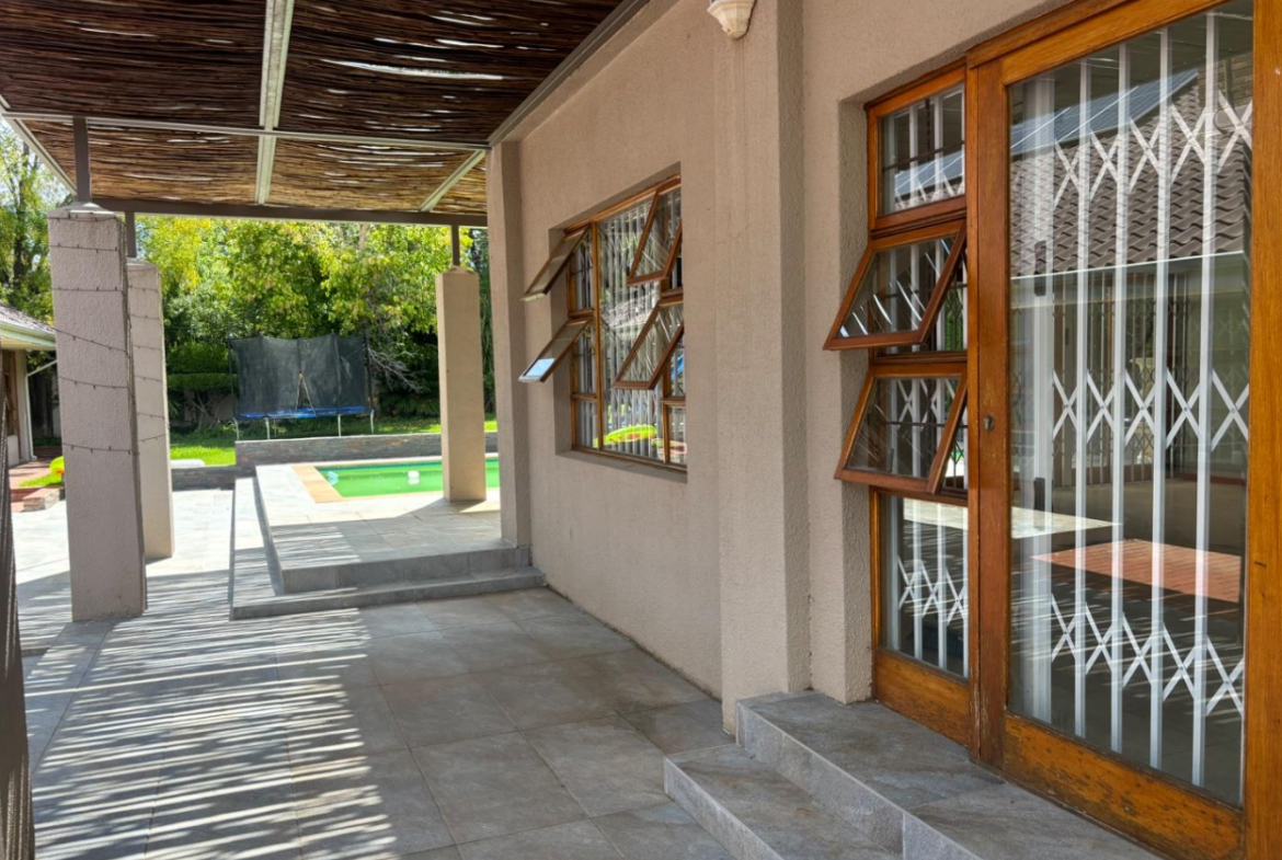 Well-maintained family home with large flatlet