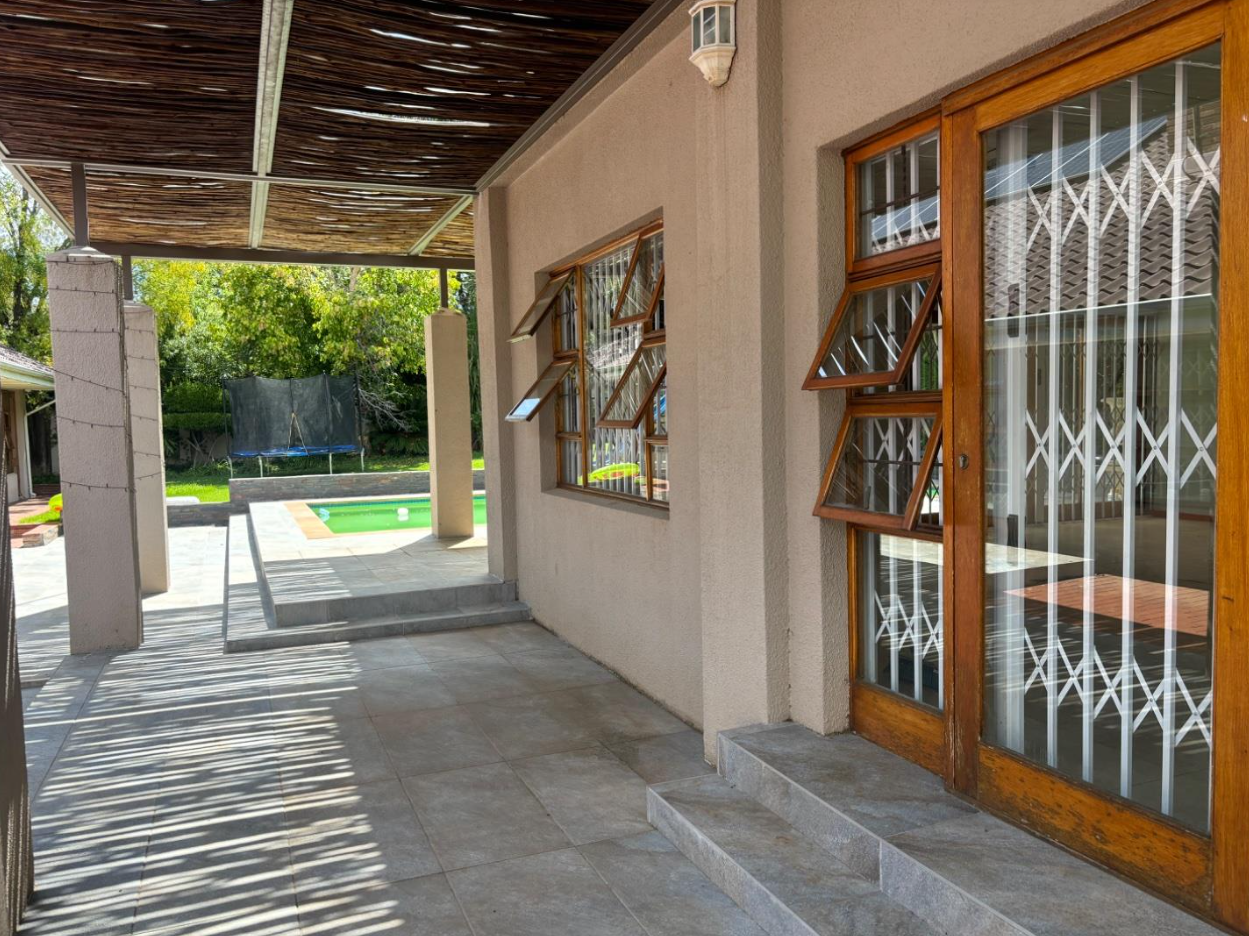 Well-maintained family home with large flatlet