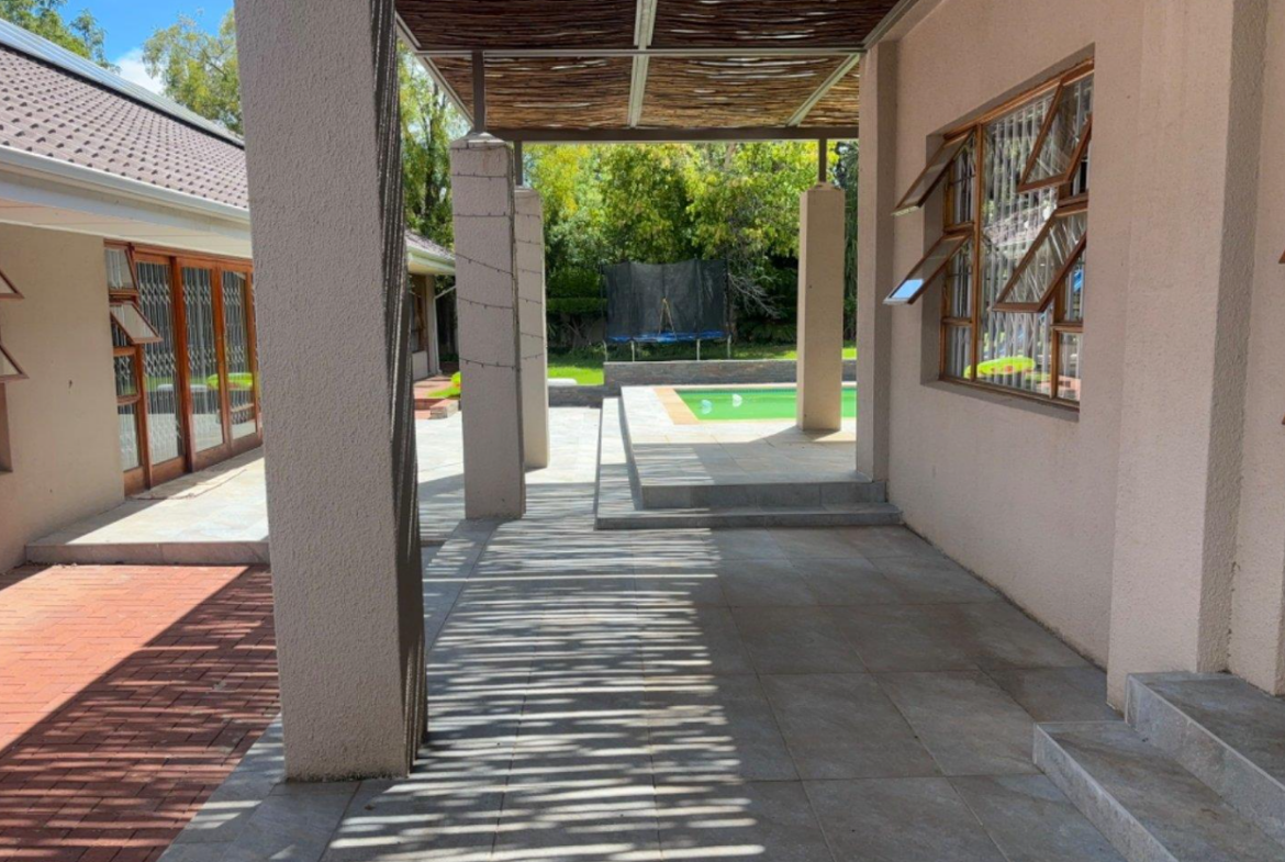 Well-maintained family home with large flatlet