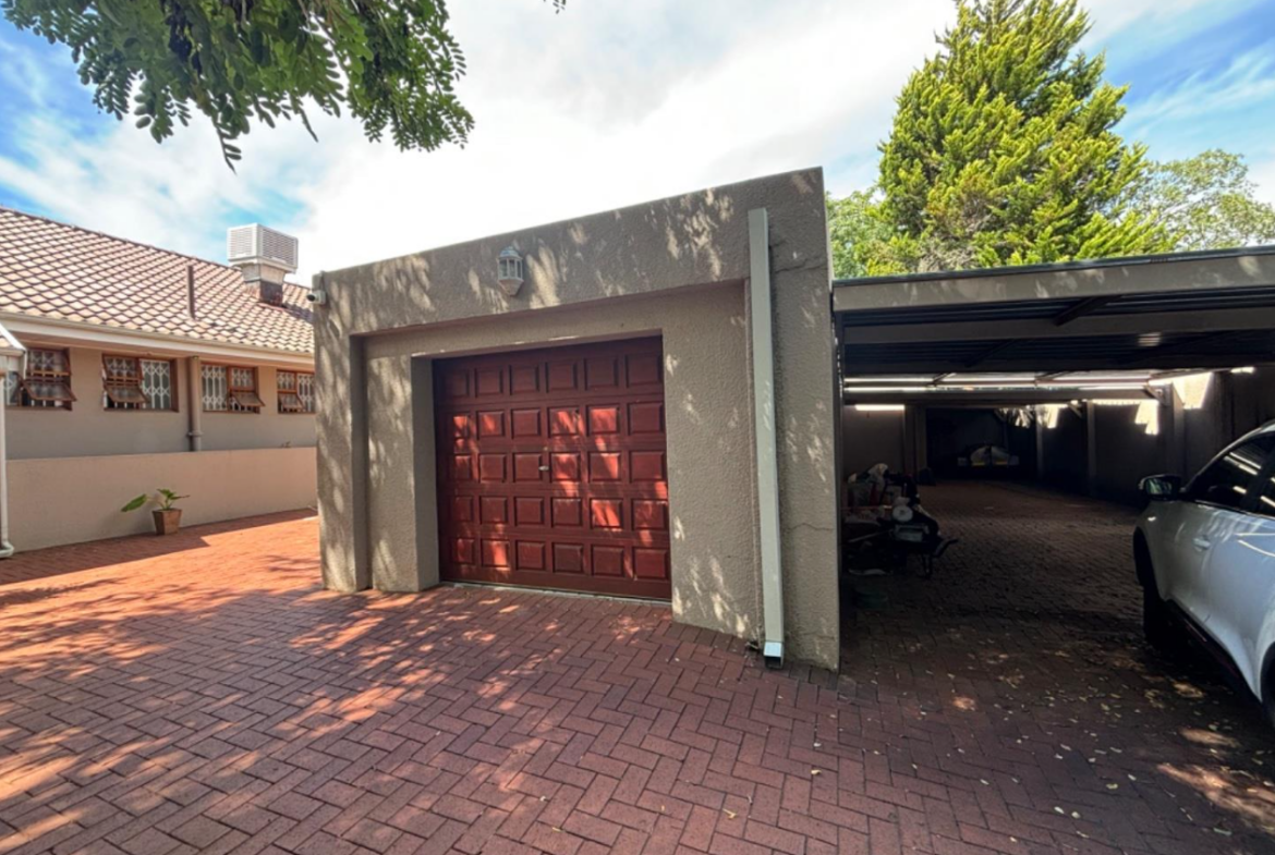 Well-maintained family home with large flatlet