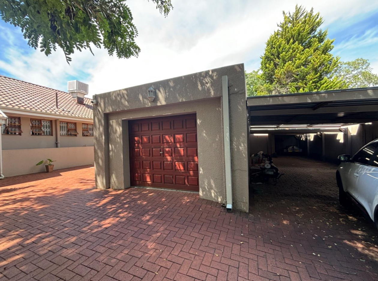 Well-maintained family home with large flatlet