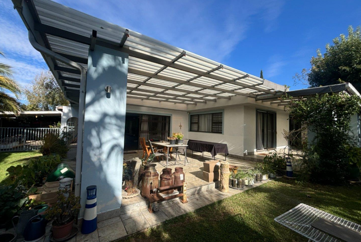 Excellent location – big house with 2 big flats