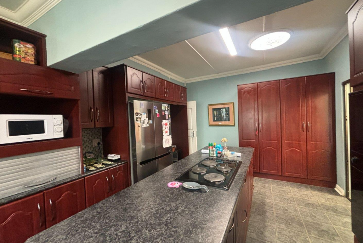 Excellent location – big house with 2 big flats