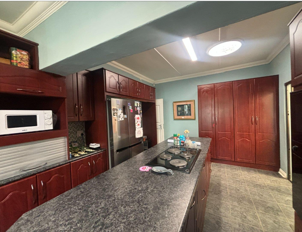 Excellent location – big house with 2 big flats