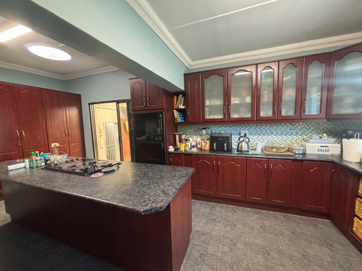 Excellent location – big house with 2 big flats