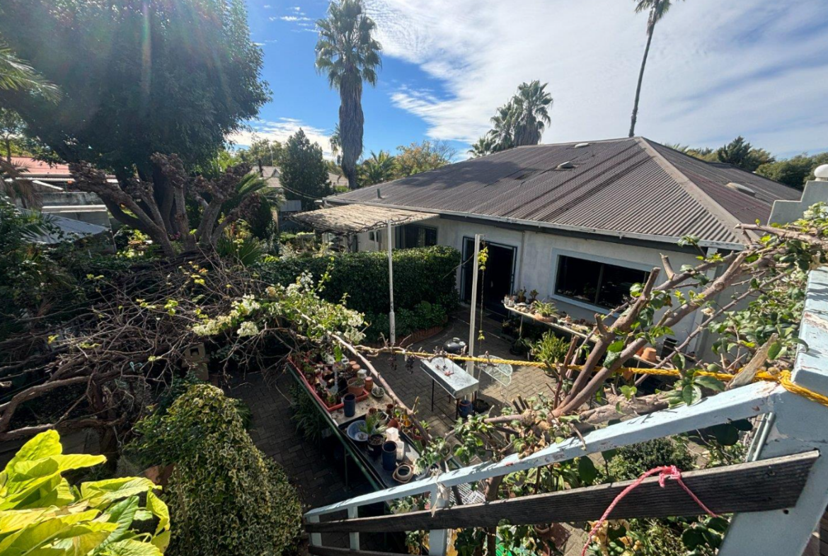 Excellent location – big house with 2 big flats