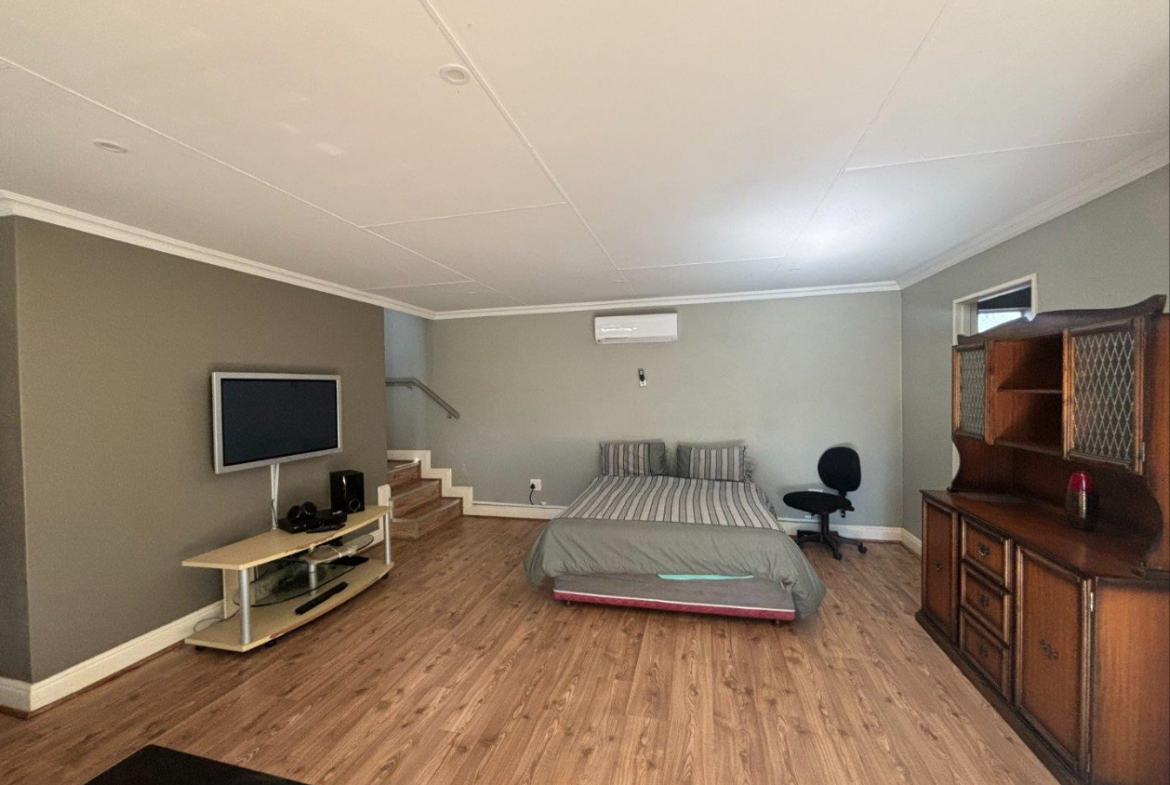 Excellent location – big house with 2 big flats