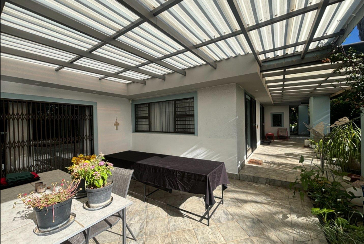 Excellent location – big house with 2 big flats