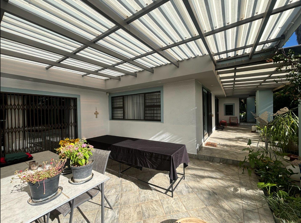 Excellent location – big house with 2 big flats