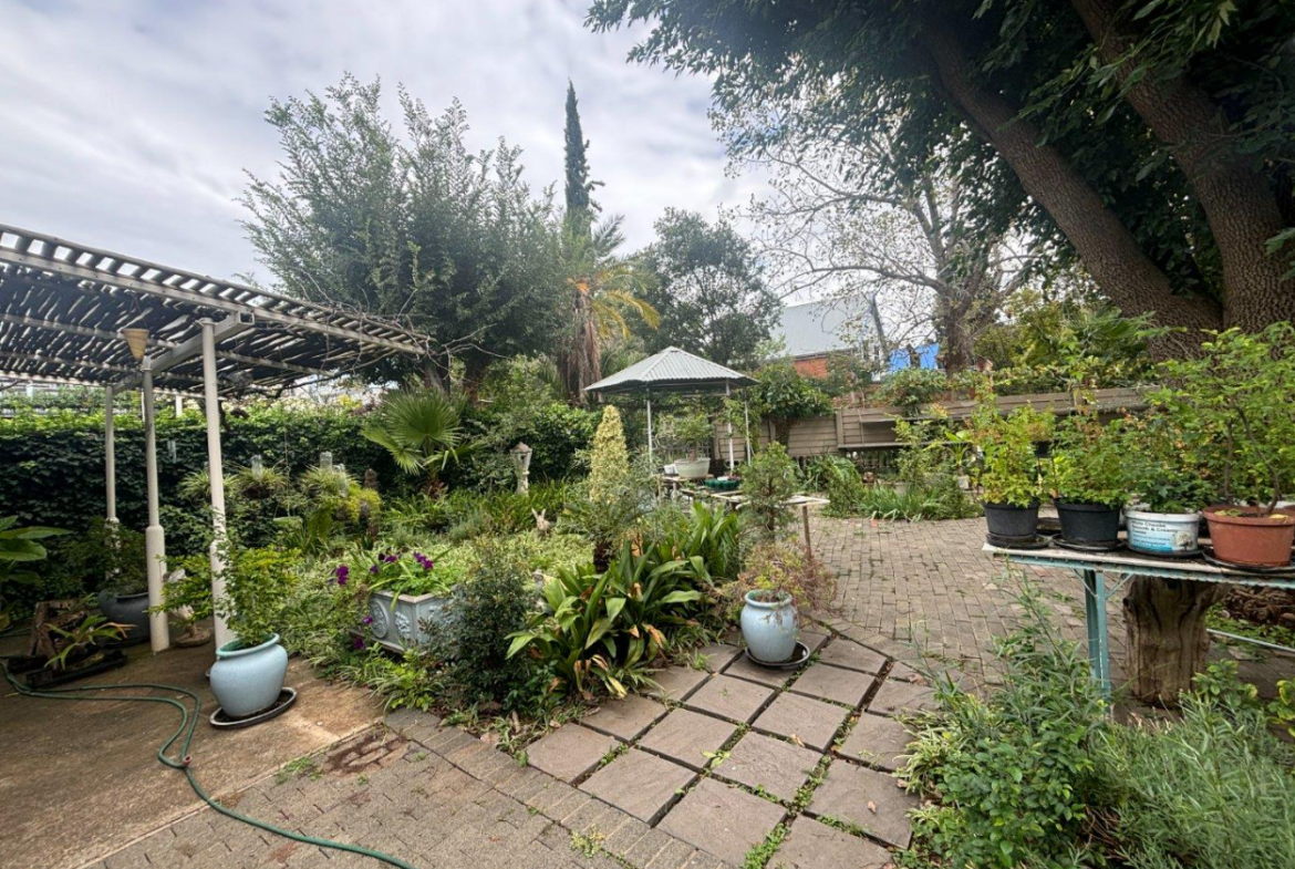 Excellent location – big house with 2 big flats