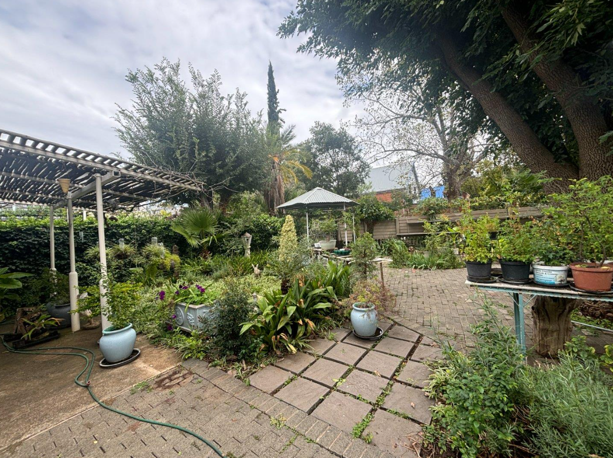 Excellent location – big house with 2 big flats