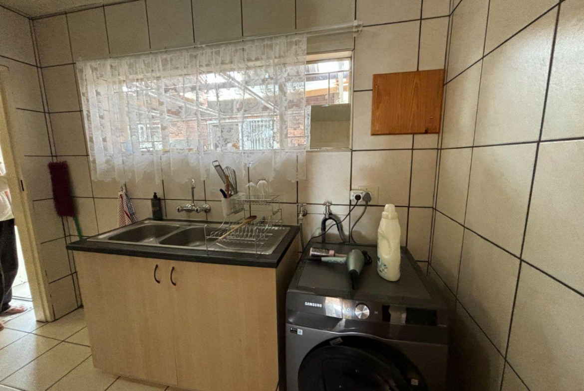 8 Bedroom House for Sale in Dan Pienaar