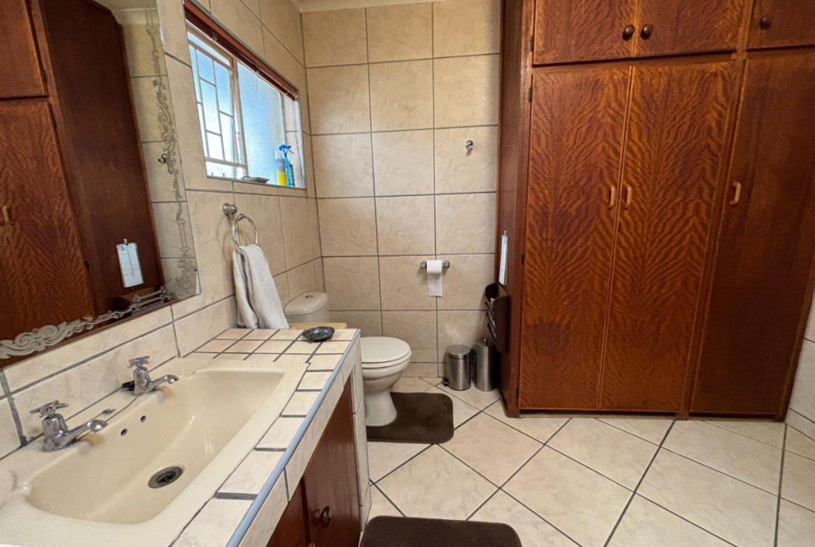 8 Bedroom House for Sale in Dan Pienaar