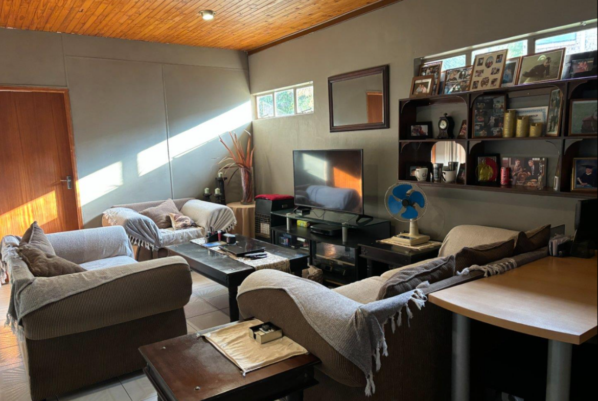 6 Bedroom House for Sale in Heuwelsig