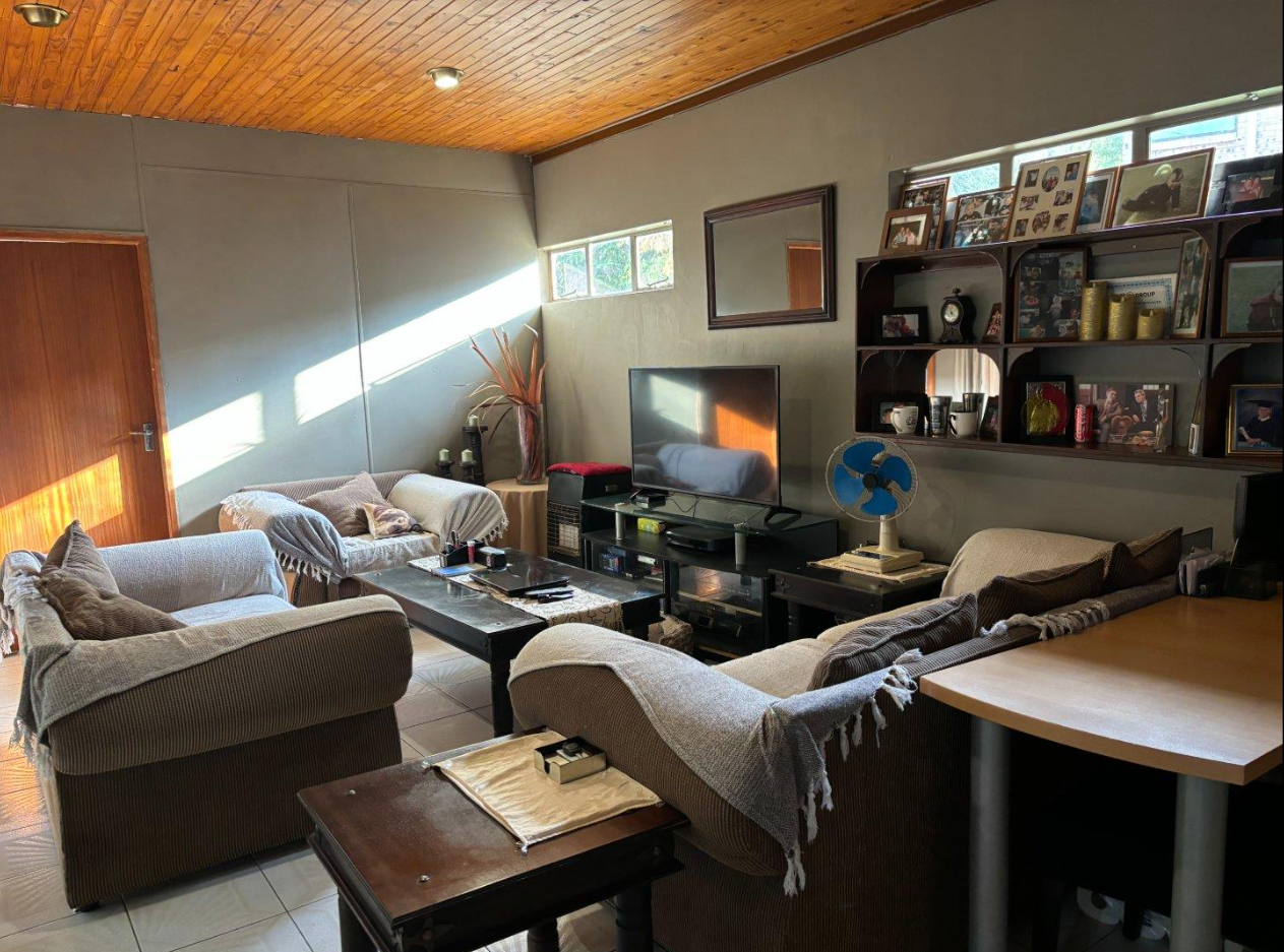 6 Bedroom House for Sale in Heuwelsig