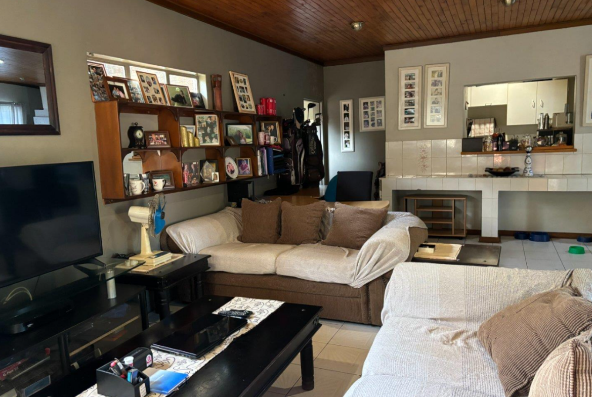 6 Bedroom House for Sale in Heuwelsig