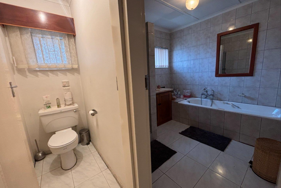 6 Bedroom House for Sale in Heuwelsig