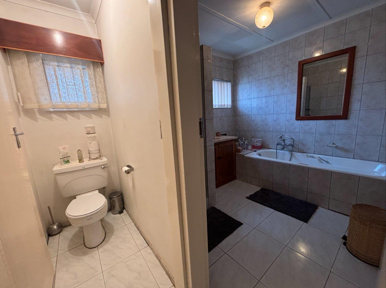 6 Bedroom House for Sale in Heuwelsig